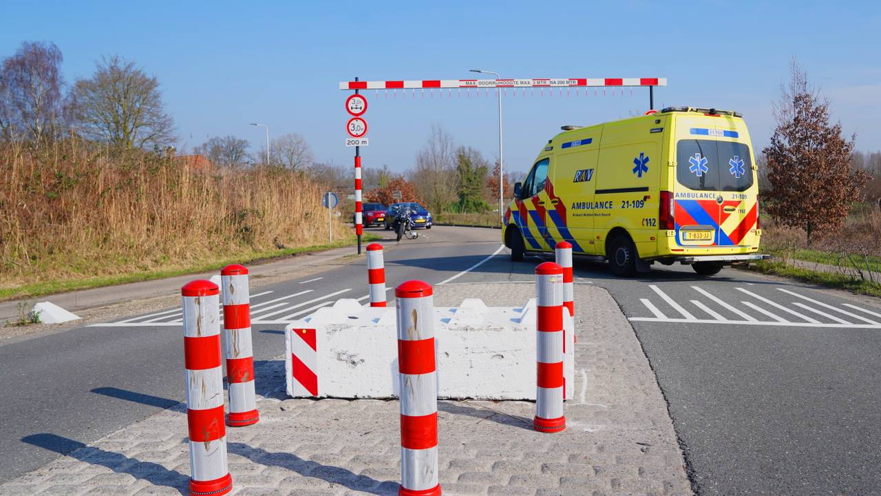 Motorrijdster raakt van de weg in Middelrode en valt, meerdere botbreuken