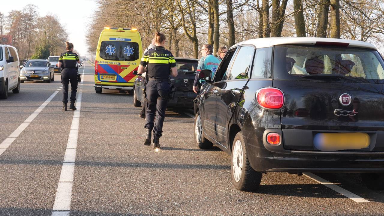 Botsing tussen twee auto's in Lierop (foto: Harrie Grijseels / Persbureau Heitink).