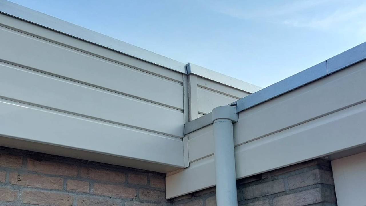 Malafide dakdekkers sloegen toe in Best (foto: Instagram politie).