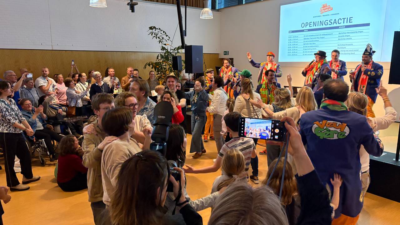 Polonaise in het ETZ Elisabeth Ziekenhuis: patiënten, personeel en kinderen dansen mee