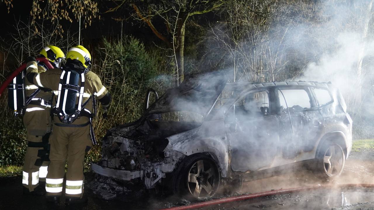 Auto vliegt tijdens het rijden in brand in Veghel, inzittenden ongedeerd