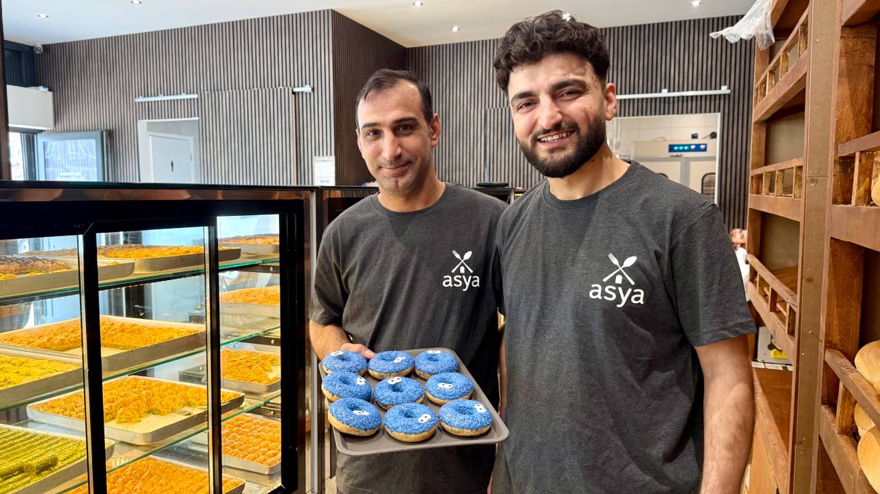 Erdin (links) met zijn collega bakker Mustafa van bakkerij Asya in Bergen op Zoom (foto: Erik Peeters)