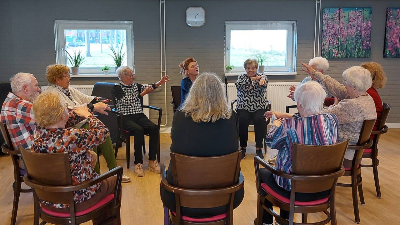 In ontmoetingsruimte Merope in Bergen op Zoom komen bewoners uit de wijk Warande samen voor een beweegactiviteit (foto: Godelieve Matthijssen)