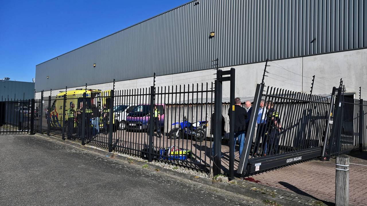 Motorrijder zwaargewond na botsing tegen dichte poort in Tilburg