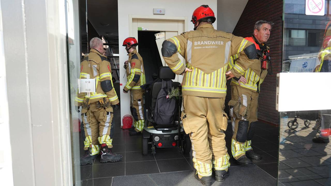 Bejaarde vrouw rijdt met scootmobiel door liftdeuren heen in Dongen