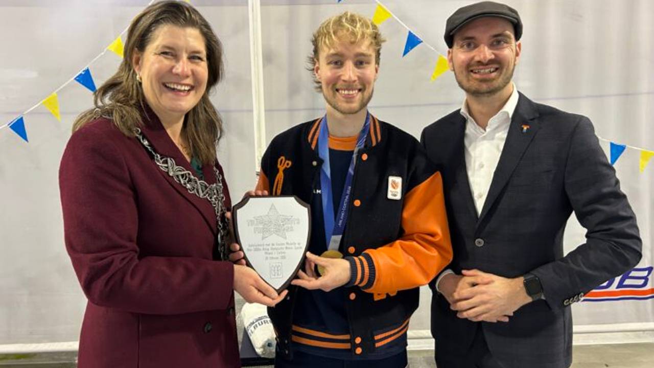 Friso Emons samen met burgemeester Fleur Gräper en wethouder Maarten van Asten. (foto: Vanessa Spaanderman / Omroep Tilburg).)