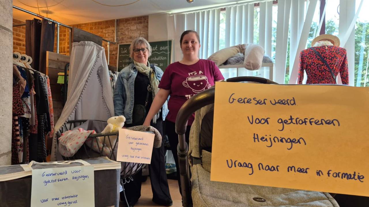 Karin Knijnenburg (links) en Debby Valkenburg van Doorgeefwinkel Deelboz tussen de ingezamelde spullen voor de getroffen bewoners van de flatbrand in Bergen op Zoom (foto: Niek de Bruijn)