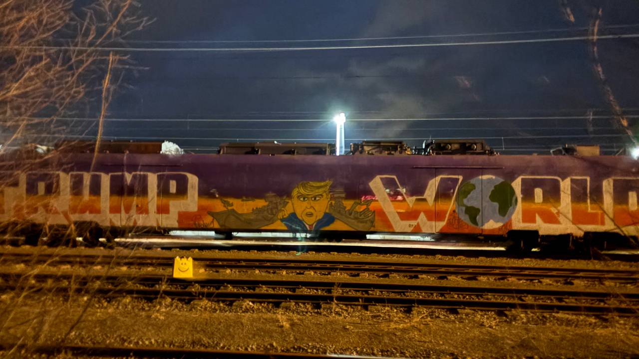 Trump-graffiti van 'Seyar' op een buitenlandse trein (foto: Ruud Ritzen).