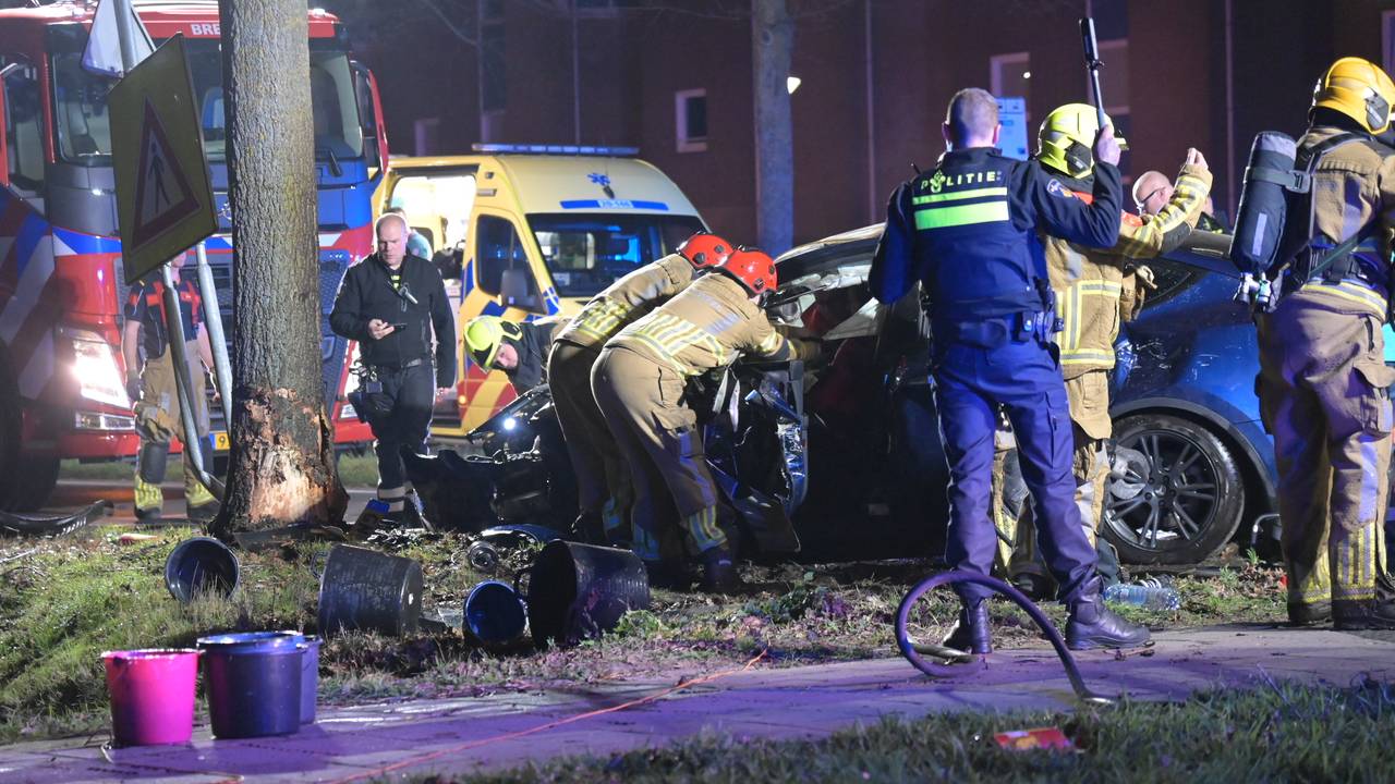 Bestuurder bekneld in brandende auto (foto: Perry Roovers / Persbureau Heitink).