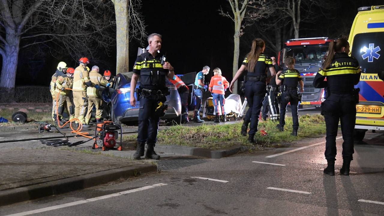 Bestuurder zat bekneld in de brandende auto (foto: Perry Roovers/Persbureau Heitink).