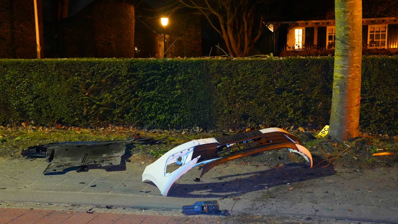 Bij de crash belandden verschillende autodelen op het Kerkeind in Haaren (foto: Bart Meesters/Persbureau Heitink).