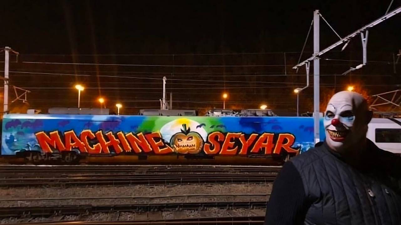 Graffiti-schrijver Seyar naast een van zijn 'whole cars' (foto: Seyar).