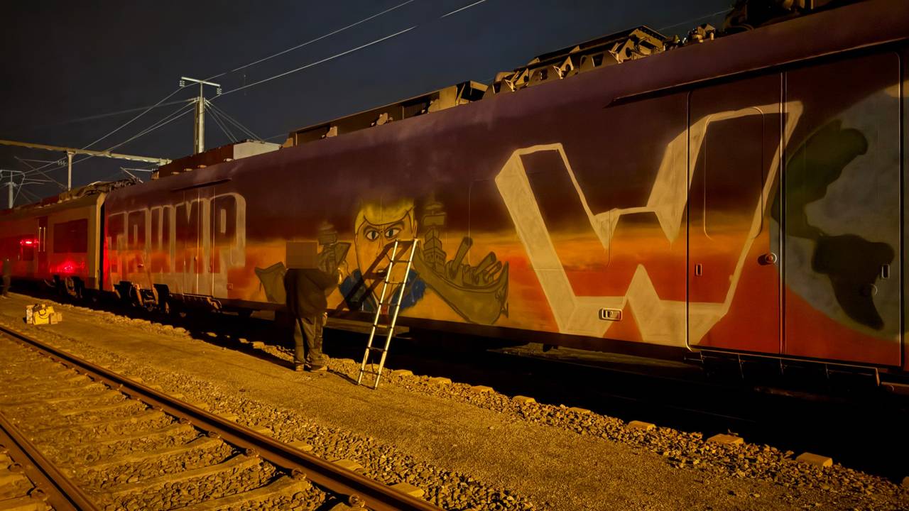 Seyar aan het werk aan zijn 'Trump vs World' graffiti (foto: Ruud Ritzen).