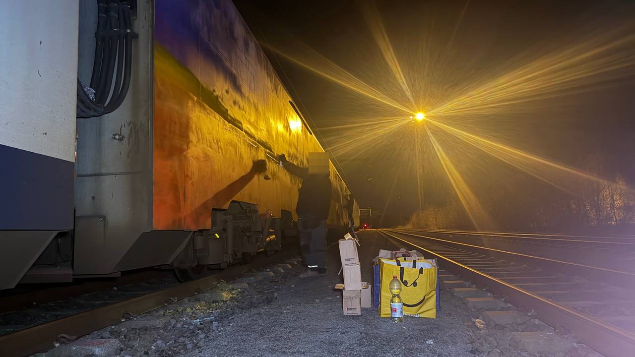 Seyar brengt een onderlaag aan voor zijn 'Trump vs World' graffiti (foto: Ruud Ritzen).