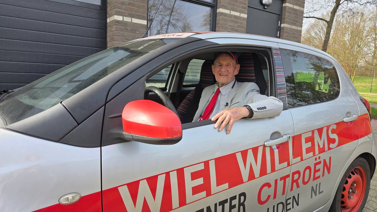 De 91-jarige Wiel rijdt elk jaar naar Citroën-dealers in Nederland, Frankrijk, Duitsland, België en Luxemburg (foto: Noël van Hooft),