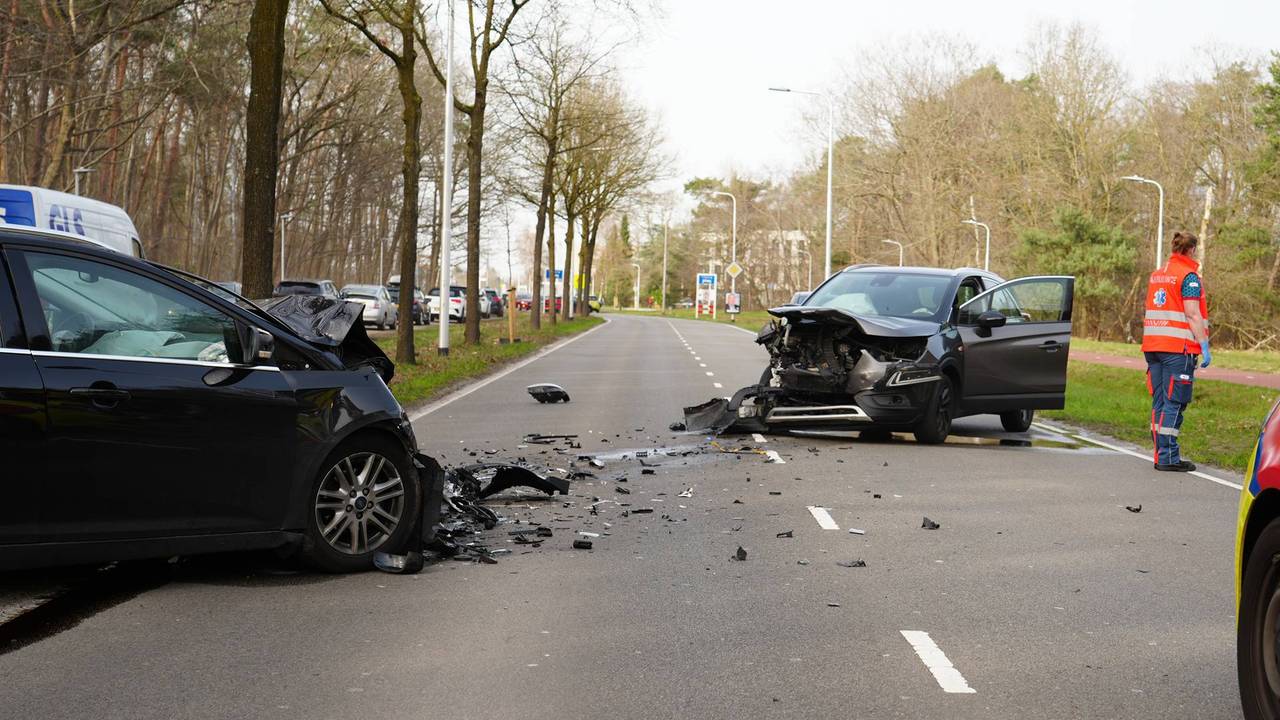De auto's raakten zwaar beschadigd bij het ongeluk (foto: Jeroen Stuve/Persbureau Heitink).