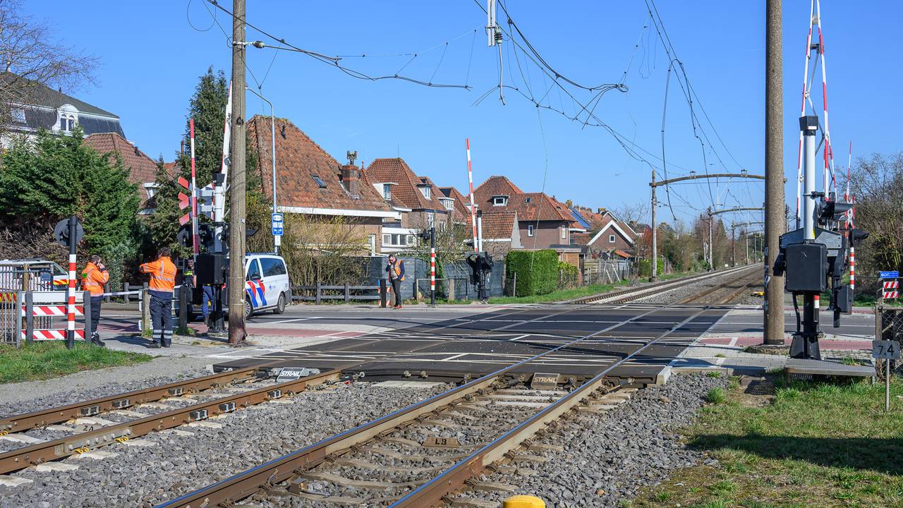 Tot ver in de avond geen treinen door verwoeste bovenleiding in Zevenbergen