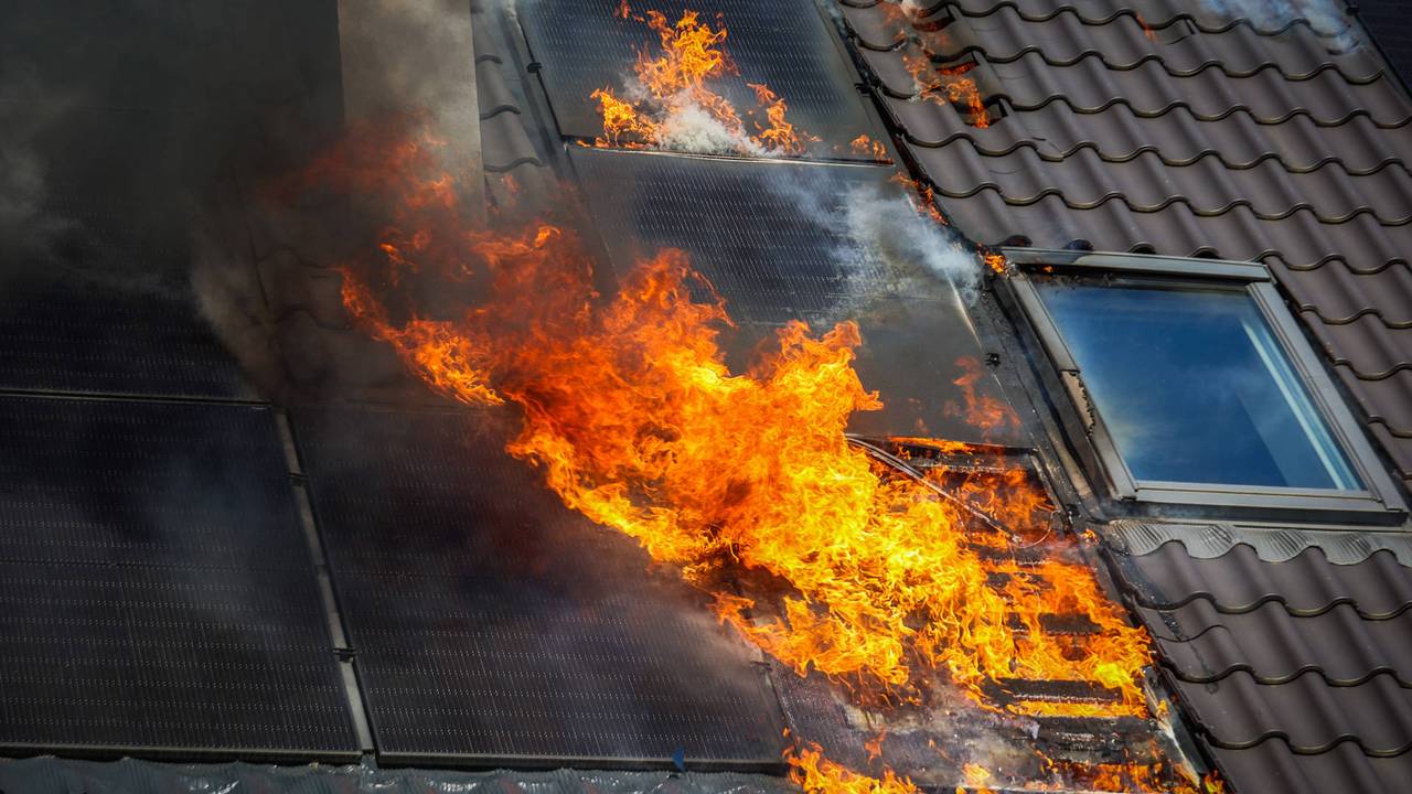 Daken met zonnepanelen in brand in Eindhoven
