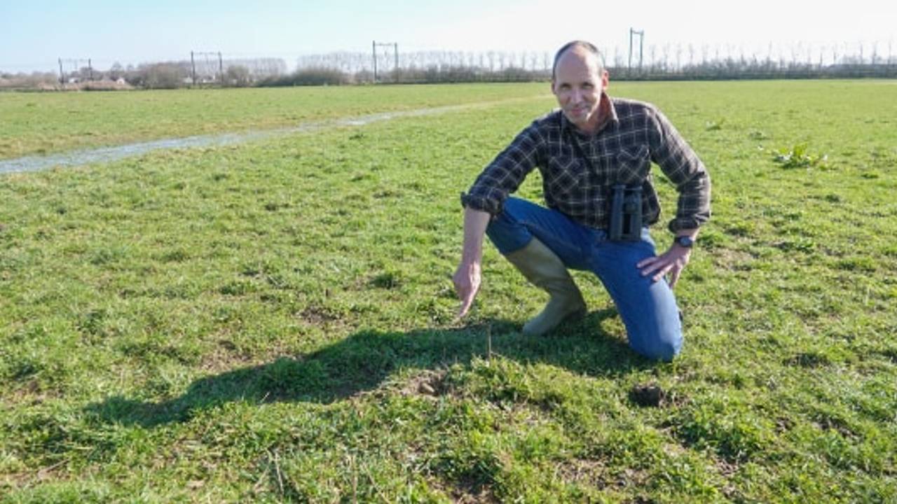 Geurt Elemans wijst naar de plek waar hij het ei vond (foto: LandschappenNL).