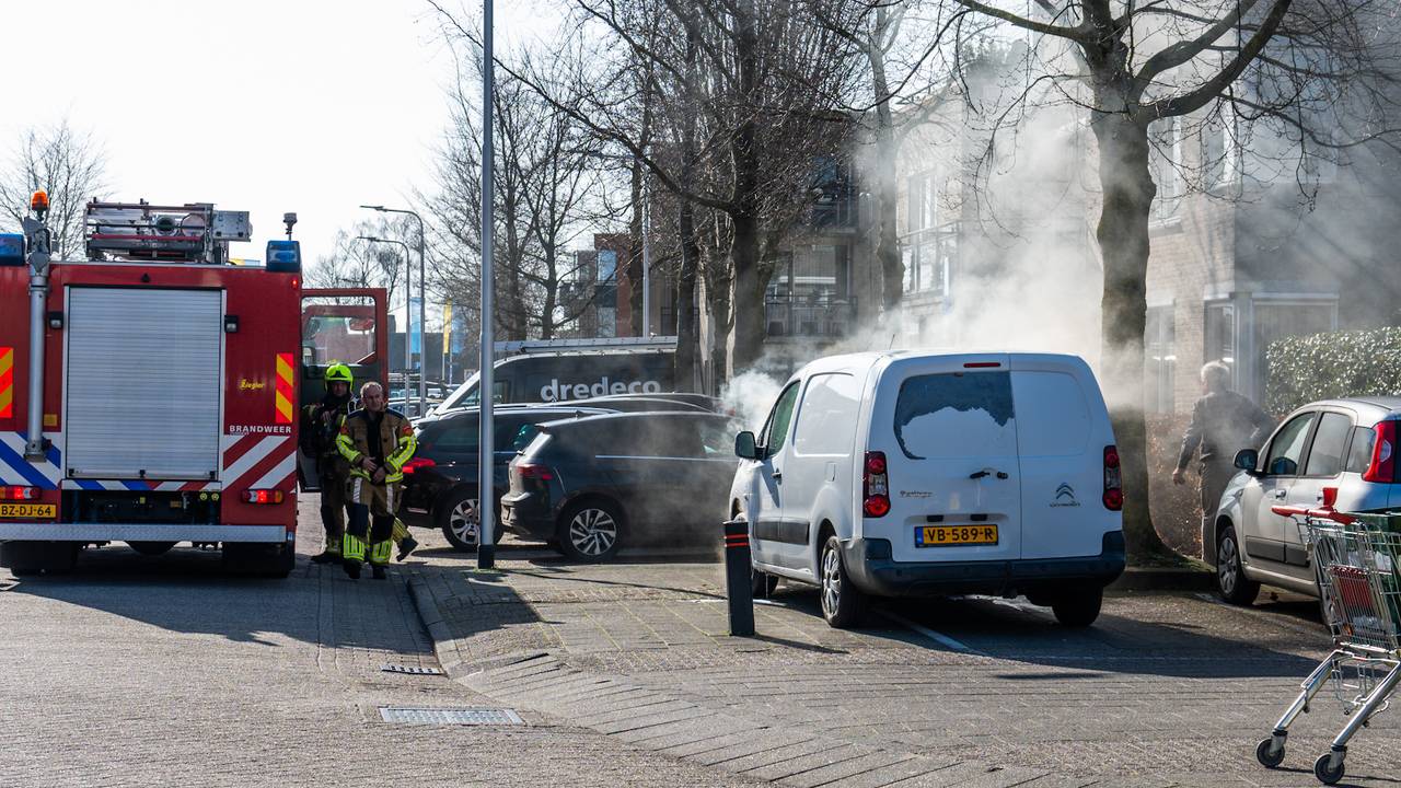 Omstander probeert autobrand te blussen op parkeerplaats in Zundert