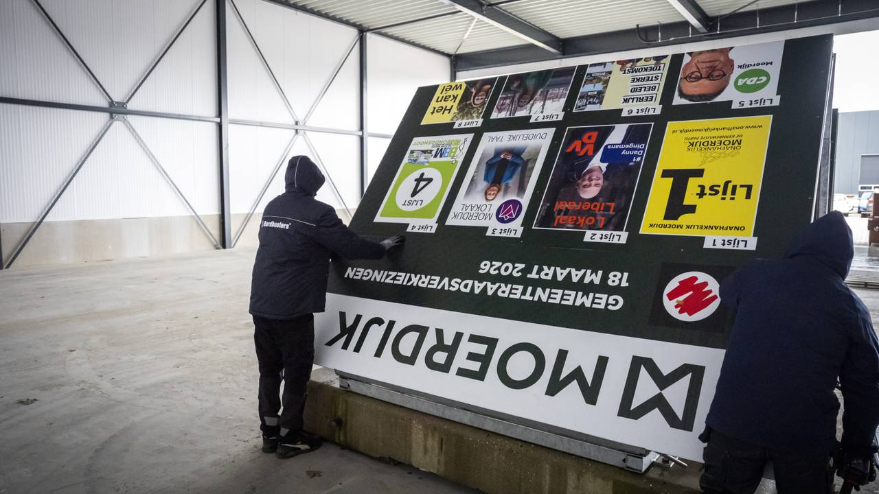 De verkiezingsborden worden klaargemaakt, deze gaat naar Moerdijk (foto: ANP)