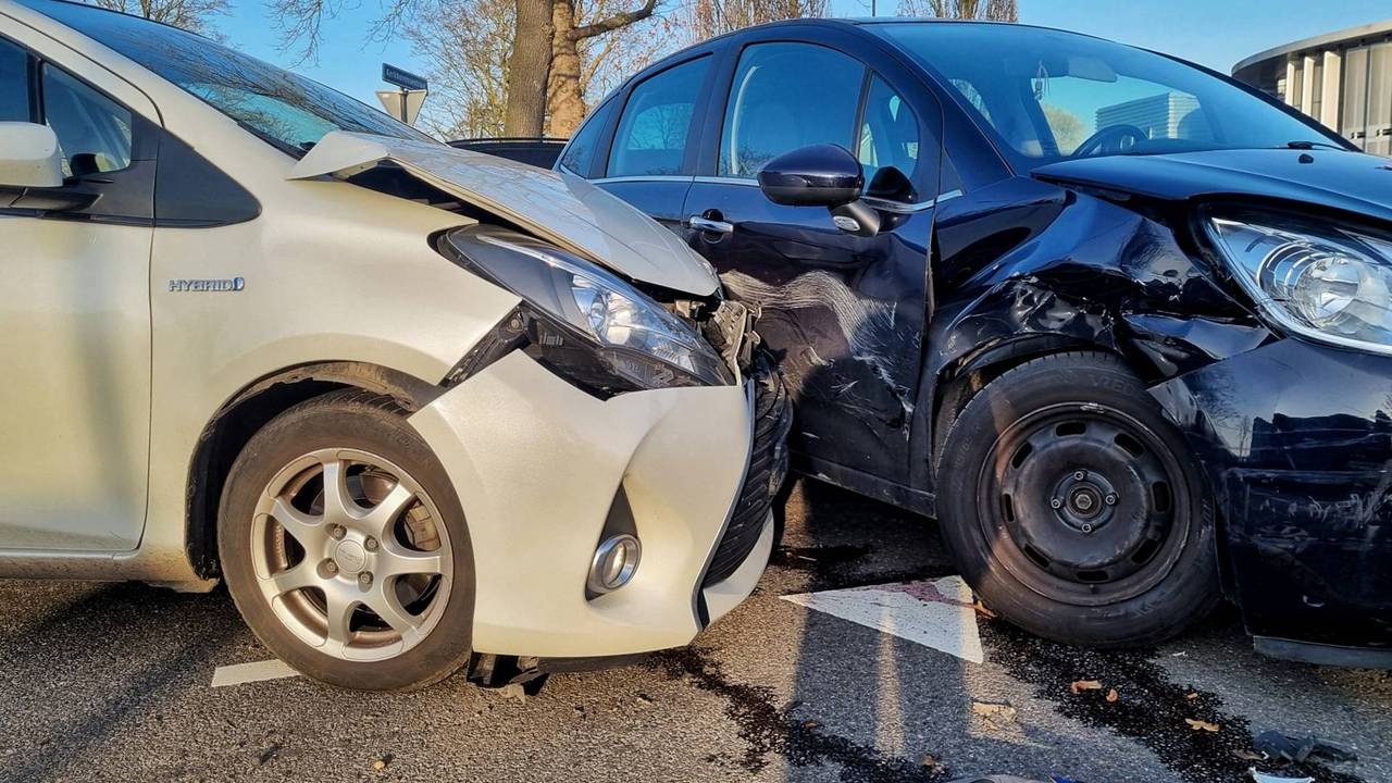 Botsing van twee auto's in Oisterwijk (foto: Toby de Kort / Persbureau Heitink).