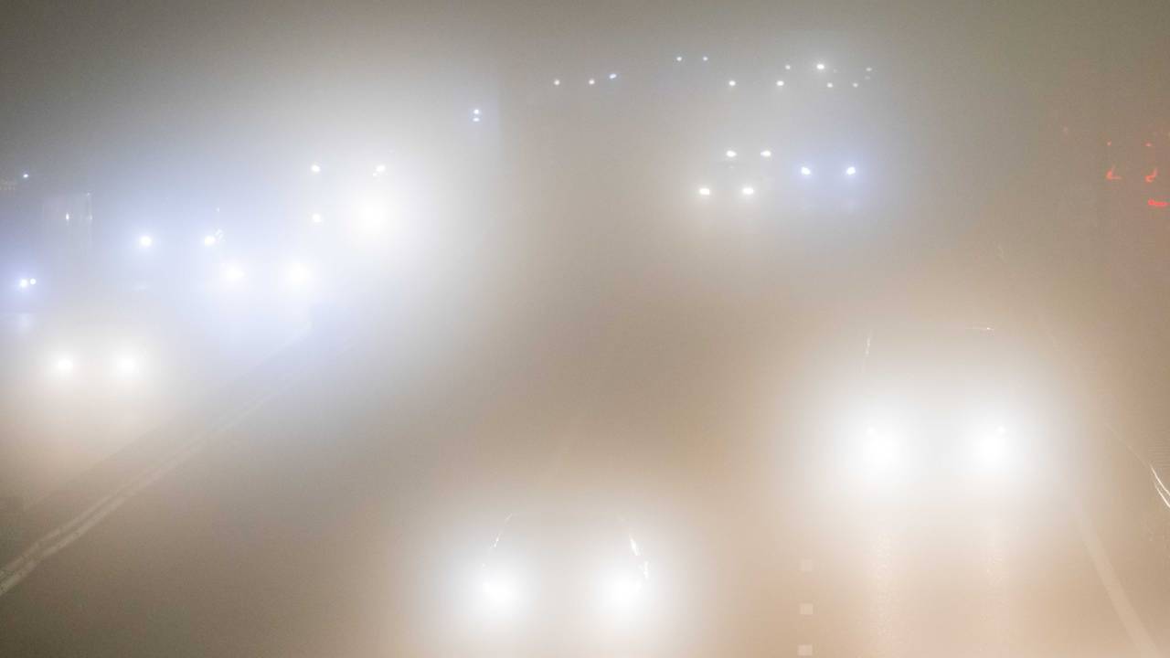 Code geel vanwege dichte mist (foto: ANP / Jeffrey Groeneweg).