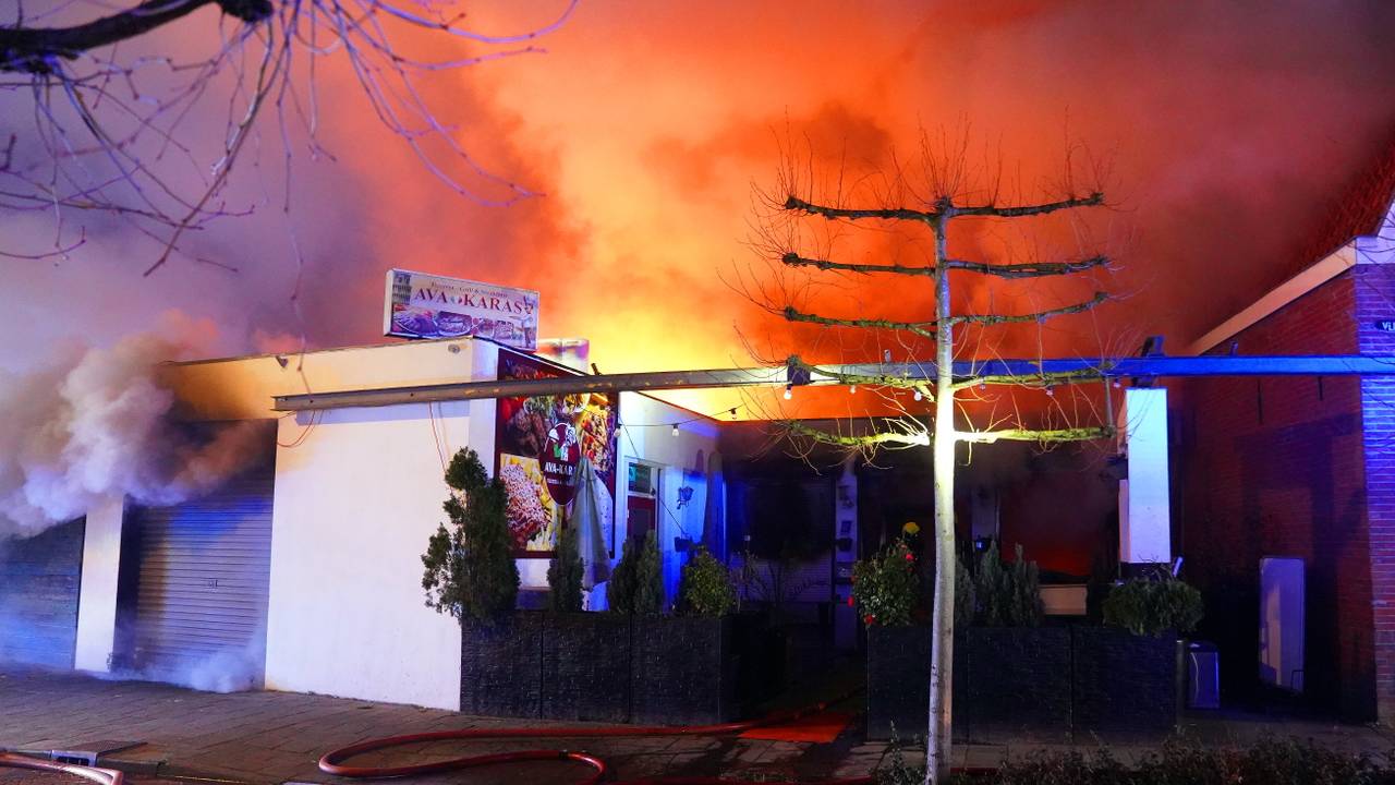 De brand brak rond half vier uit (foto: perbureau Heitink / Bart Meesters).