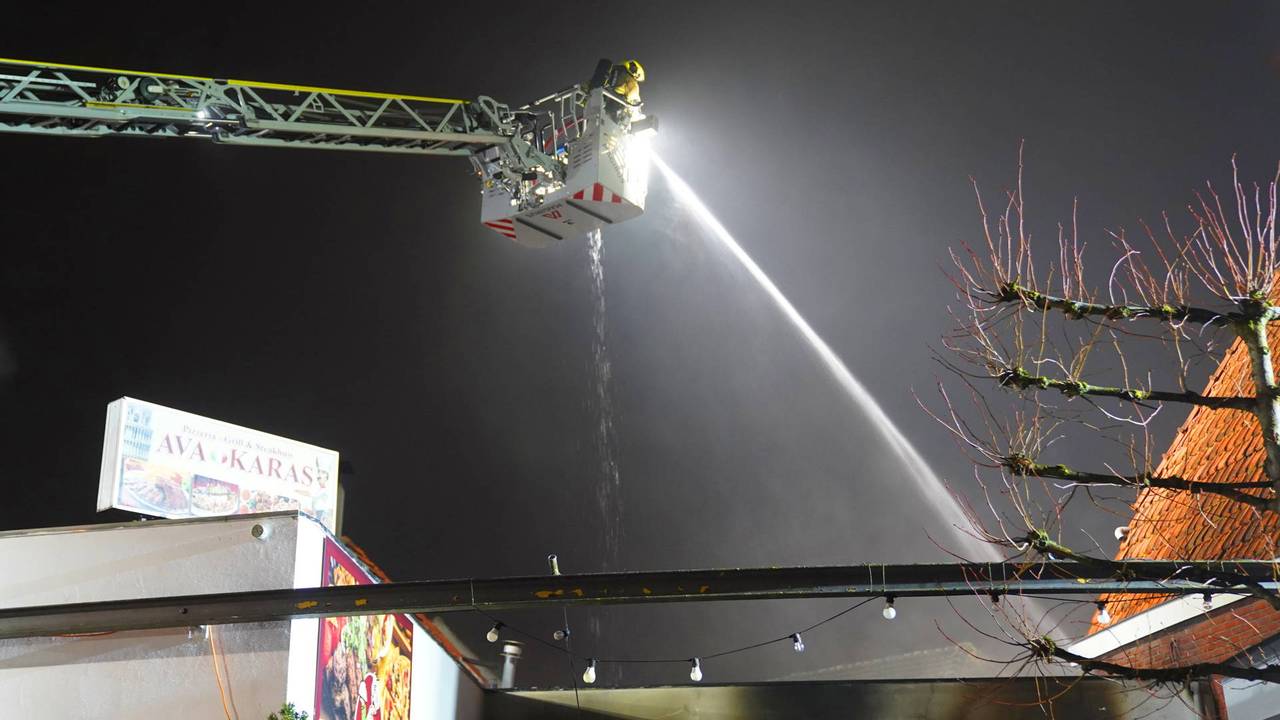 De brand brak rond half vier uit (foto: perbureau Heitink / Bart Meesters).
