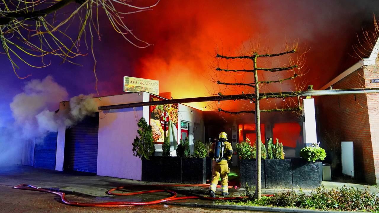 De brand brak rond half vier uit (foto: perbureau Heitink / Bart Meesters).