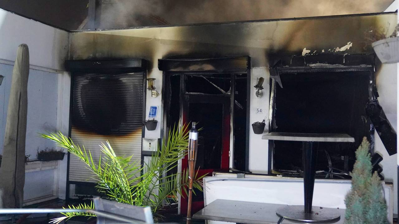 De brand brak rond half vier uit (foto: perbureau Heitink / Bart Meesters).