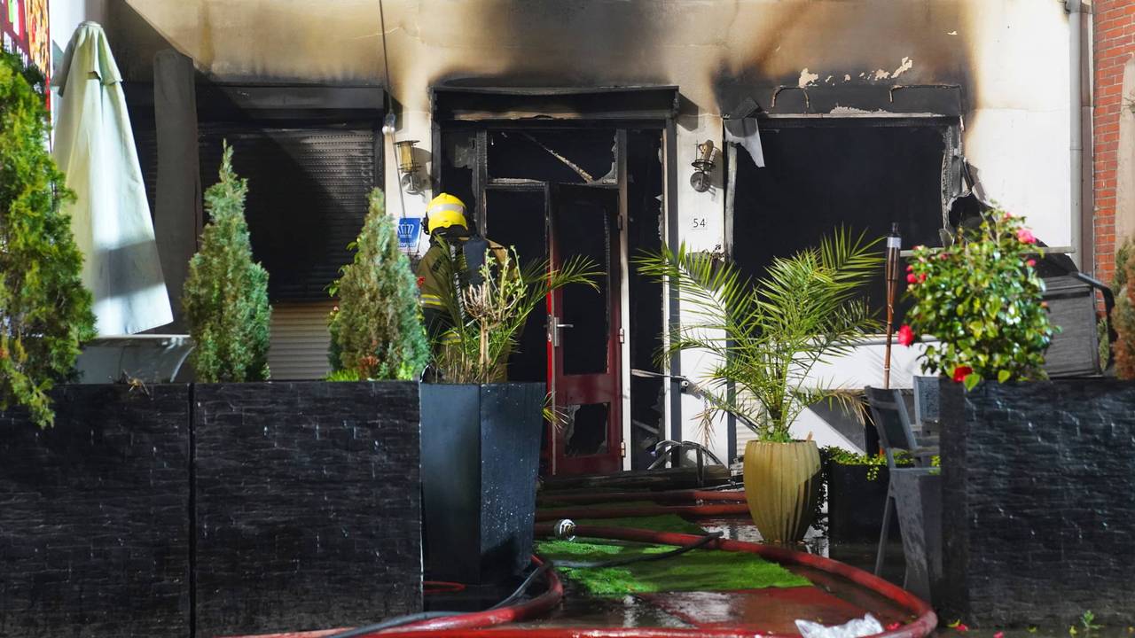 De brand brak rond half vier uit (foto: perbureau Heitink / Bart Meesters).