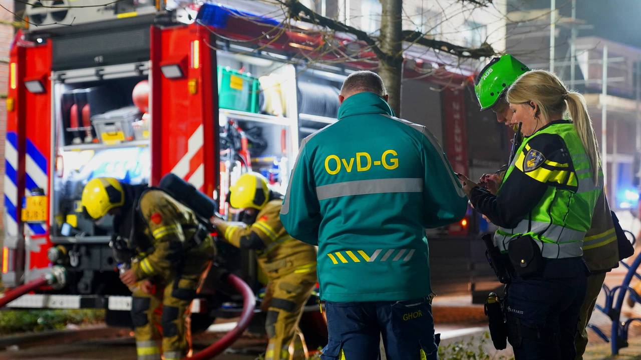 De brand brak rond half vier uit (foto: perbureau Heitink / Bart Meesters).