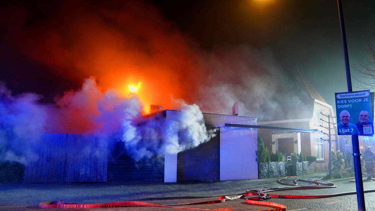 De brand brak rond half vier uit (foto: perbureau Heitink / Bart Meesters).