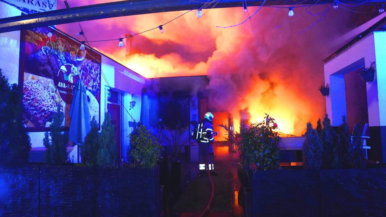 De brand brak rond half vier uit (foto: perbureau Heitink / Bart Meesters).