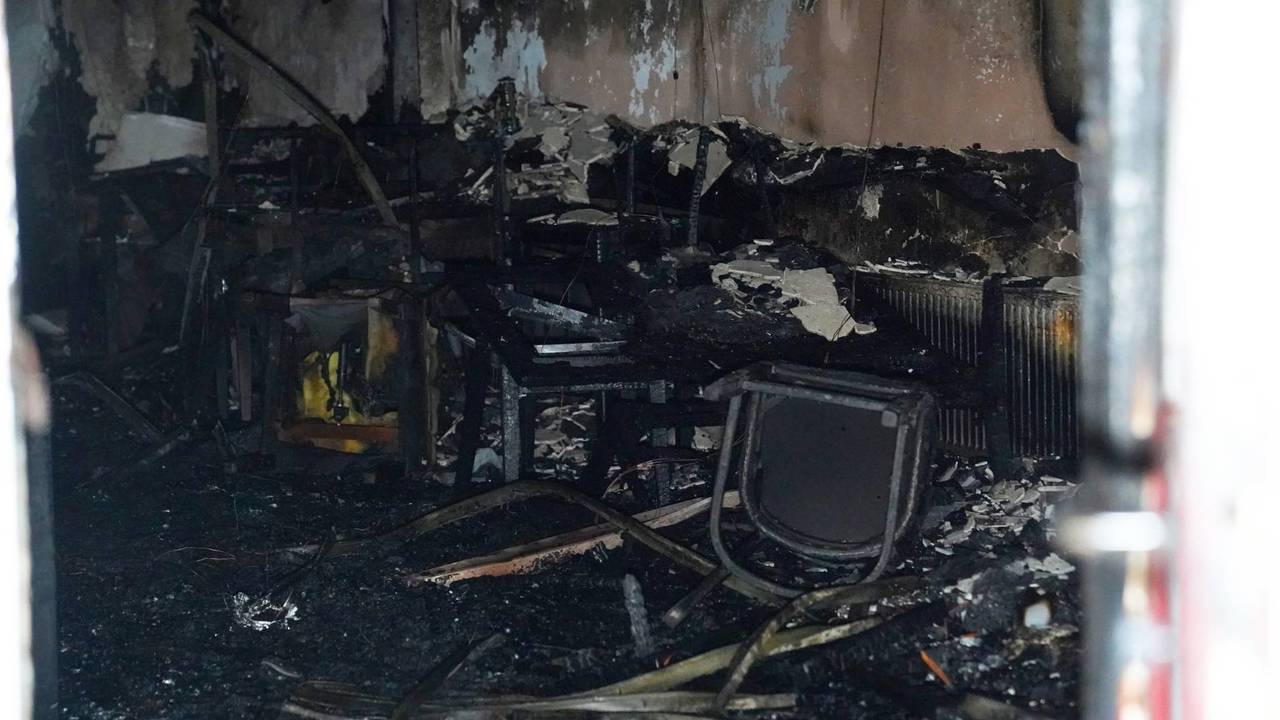 De brand brak rond half vier uit (foto: perbureau Heitink / Bart Meesters).