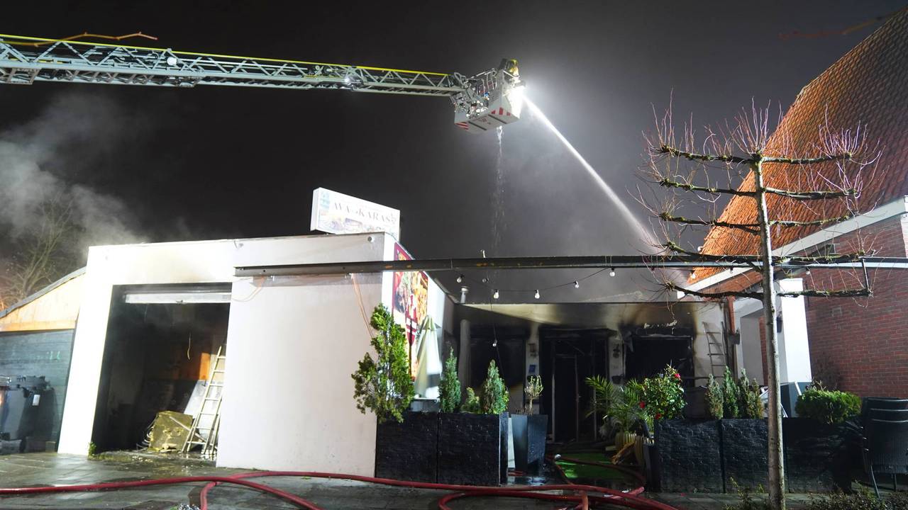 De brand brak rond half vier uit (foto: perbureau Heitink / Bart Meesters).