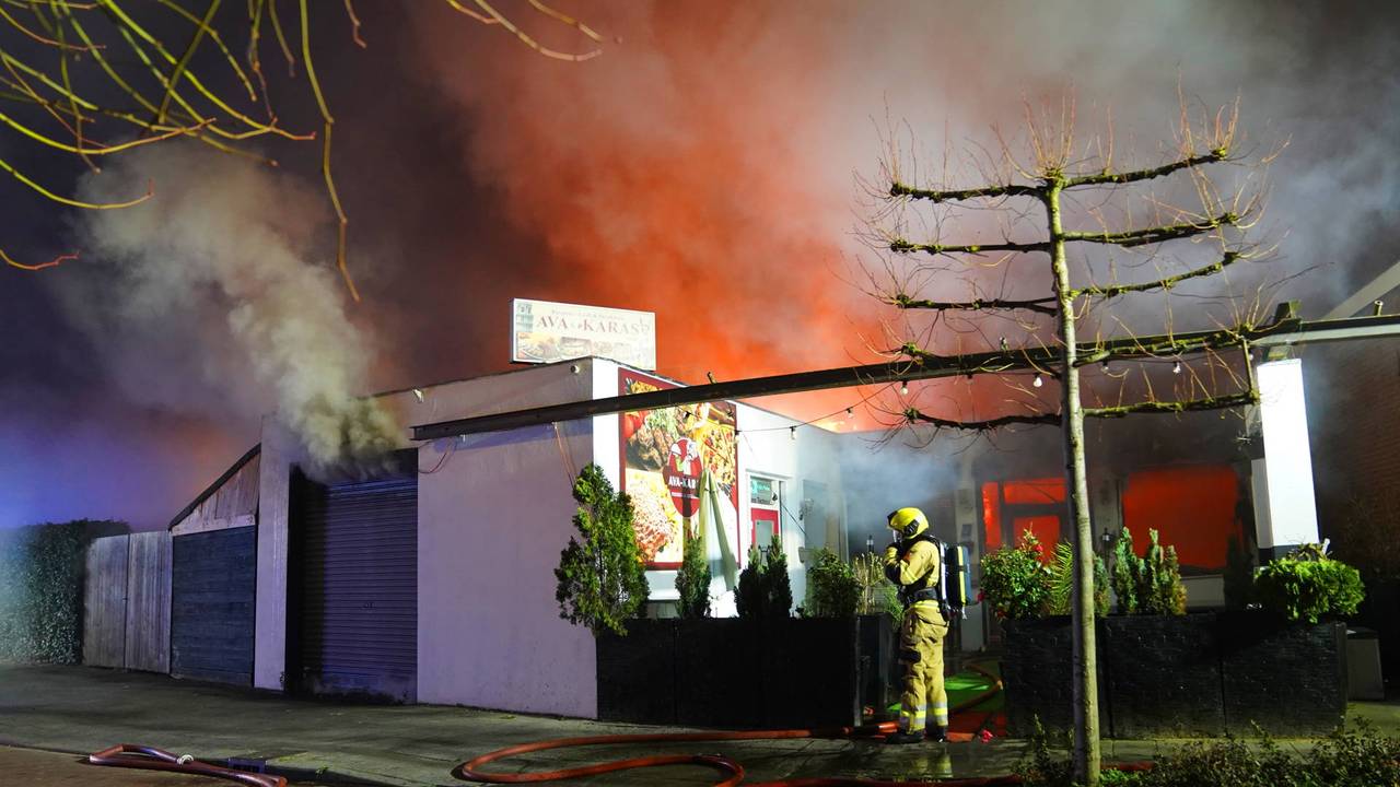 De brand brak rond half vier uit (foto: perbureau Heitink / Bart Meesters).