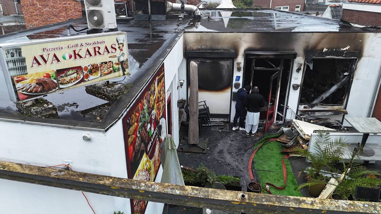 Bij daglicht is goed te zien dat de schade enorm is (foto: persbureau Heitink / Bart Meesters).