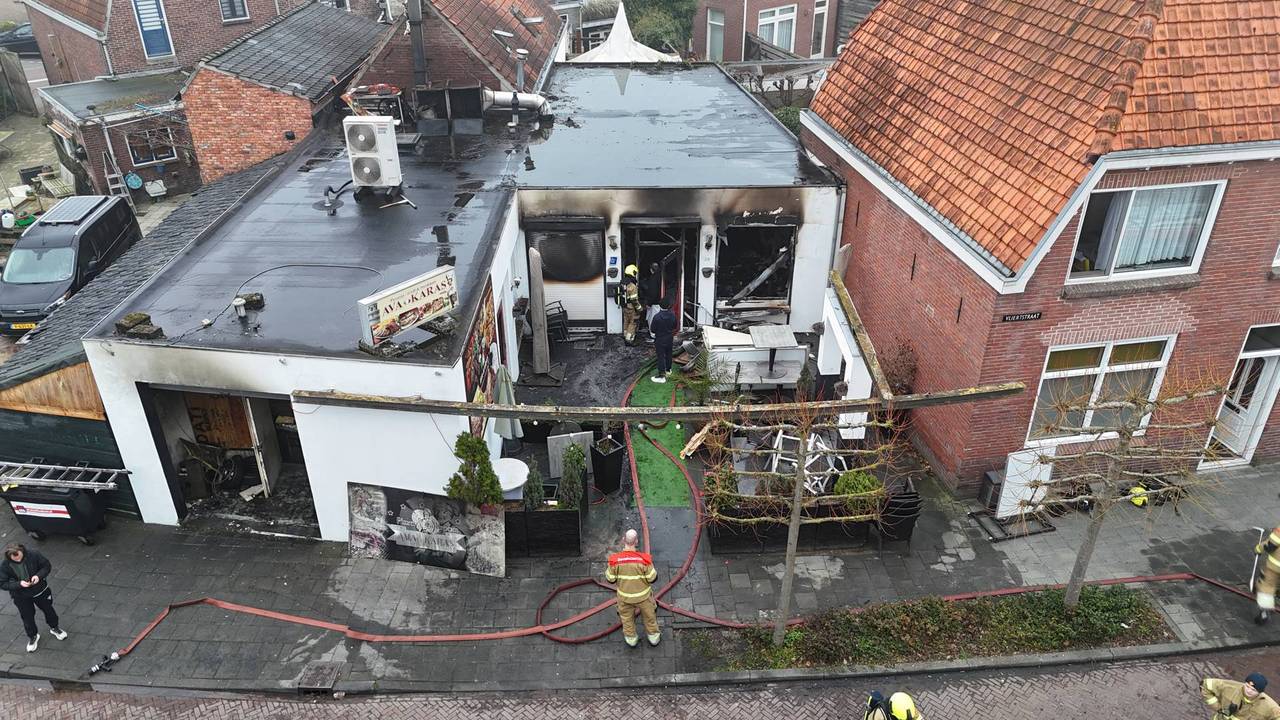 Bij daglicht is goed te zien dat de schade enorm is (foto: persbureau Heitink / Bart Meesters).