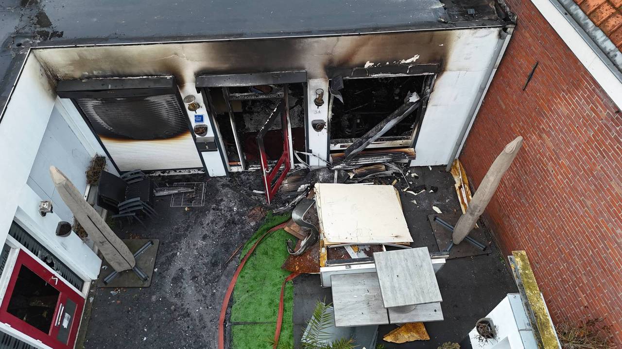 Bij daglicht is goed te zien dat de schade enorm is (foto: persbureau Heitink / Bart Meesters).