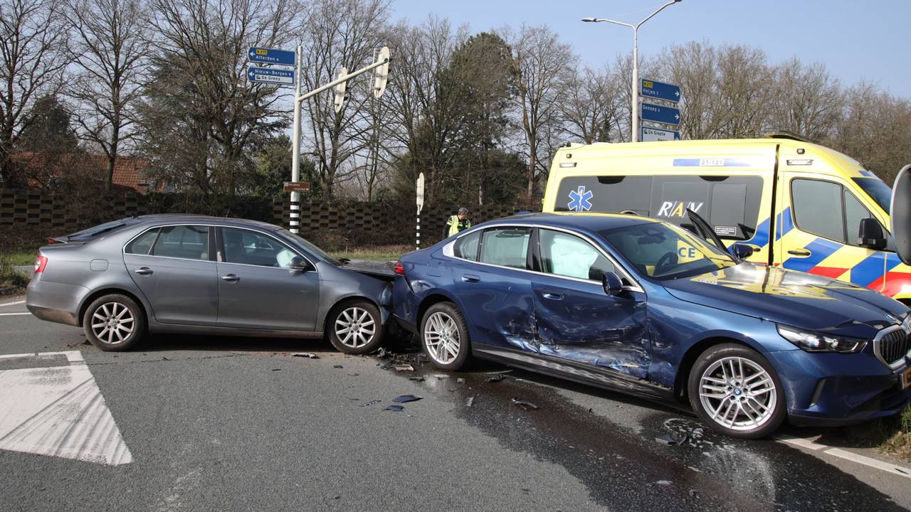De grijze auto botste op de dienstauto van Emile Roemer (foto: SK-Media).
