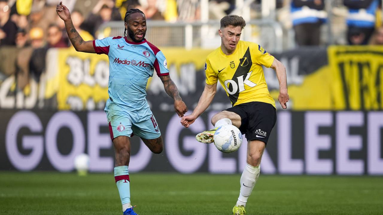 NAC-speler Daniel Balard in duel met Raheem Sterling (foto: ANP)