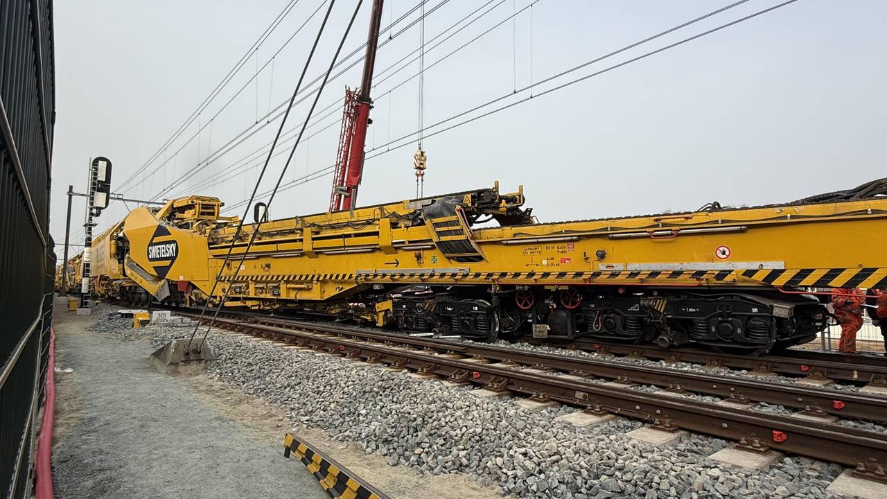 De ontspoorde werktrein (Foto: Bart Meesters/Persbureau Heitink).