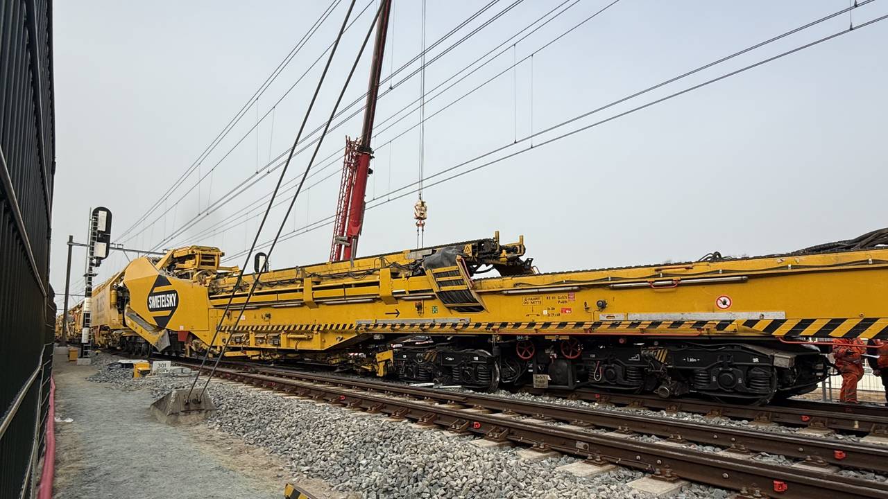De ontspoorde werktrein (Foto: Bart Meesters/Persbureau Heitink).