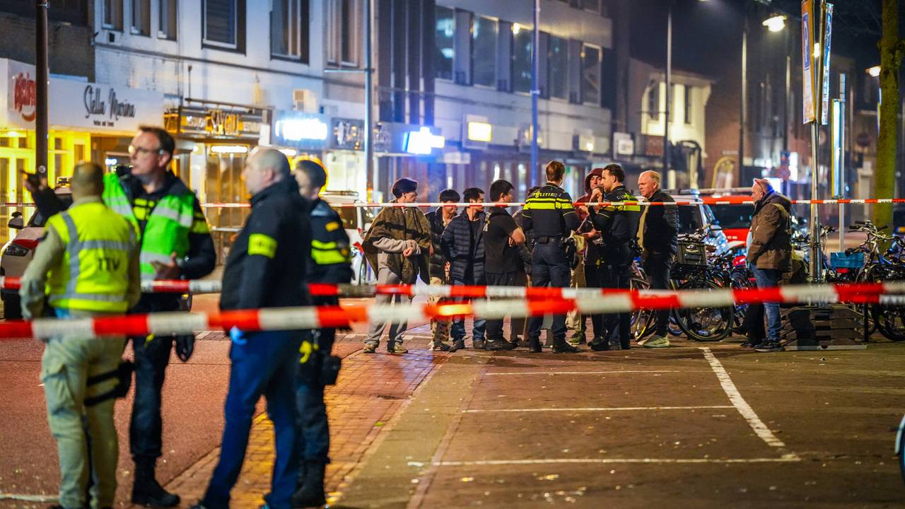 Het politieonderzoek aan de Kruisstraat trok zondagnacht het nodige bekijks (foto: Persbureau Heitink).