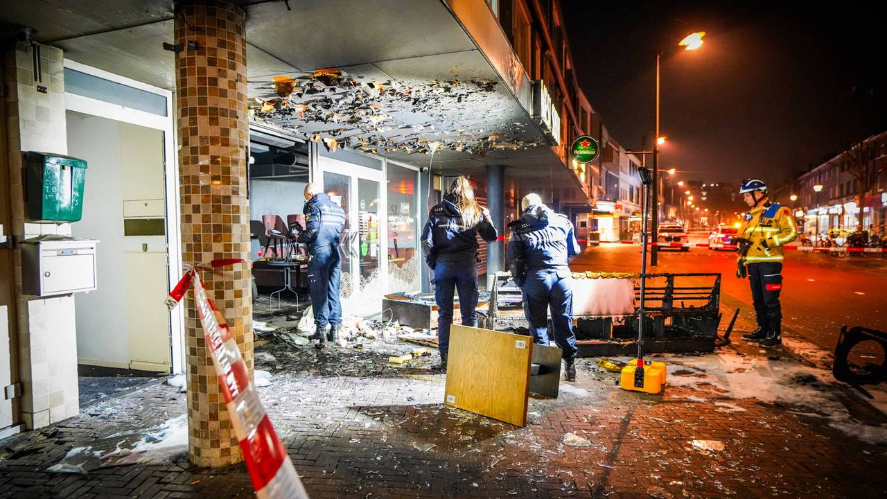 De explosie veroorzaakte flinke schade en brand in de sushizaak aan de Kruisstraat in Eindhoven (foto: Persbureau Heitink).