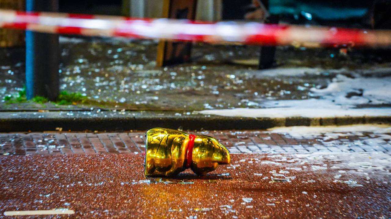 Brokstukken en glas lag na de explosie aan de Eindhovense Kruisstraat tot aan de overkant van de straat (foto: Persbureau Heitink().