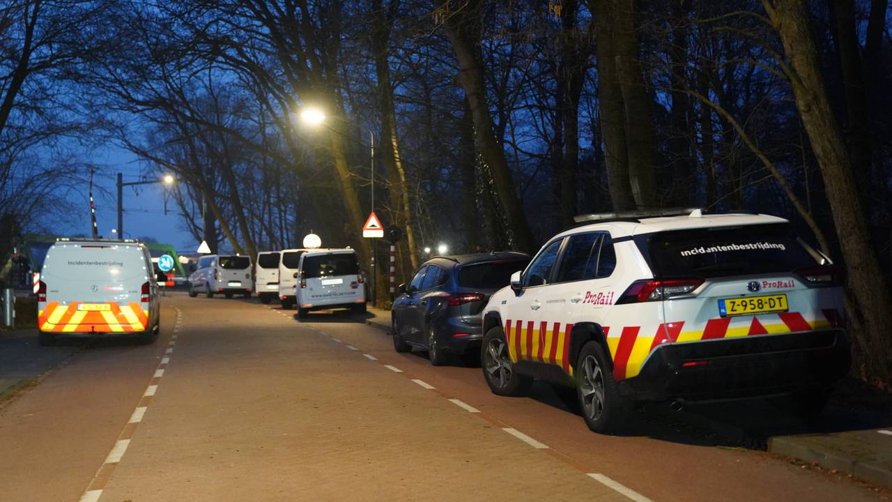 Vanwege de ontspoorde werktrein bij Vught werden meerdere hulpdiensten opgeroepen (foto: Bart Meesters/Persbureau Heitink).