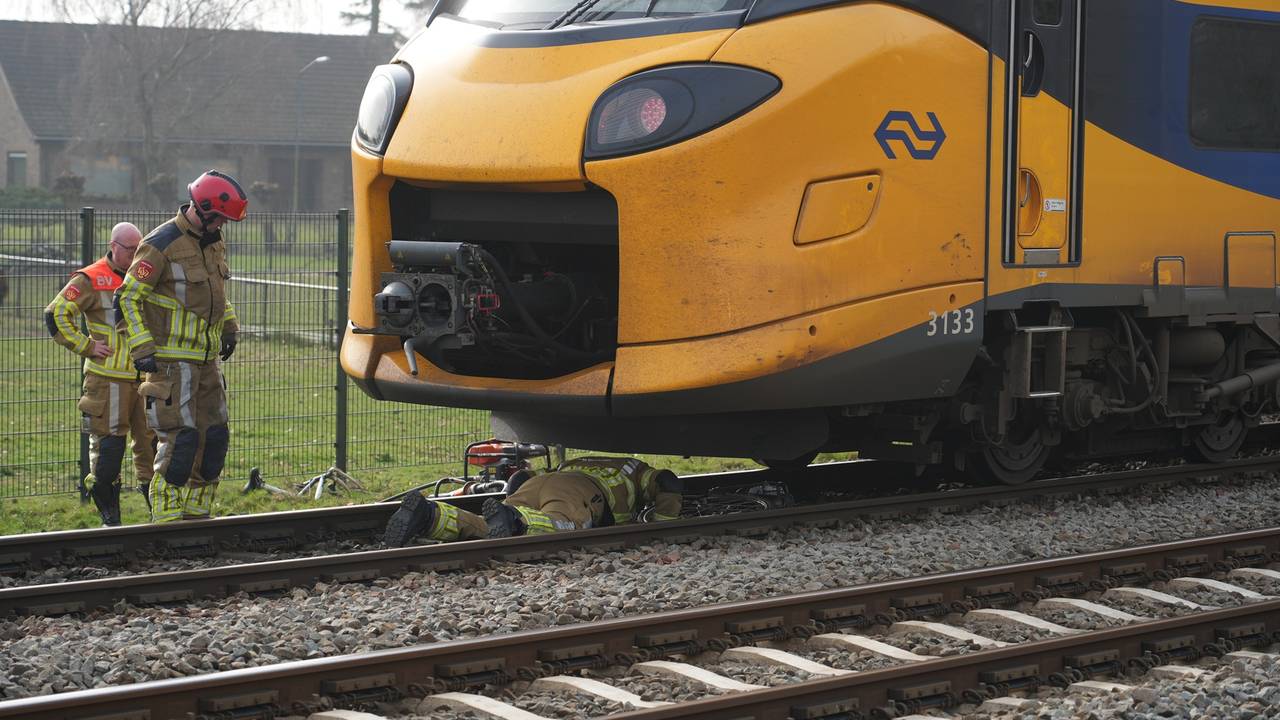 Fiets voor de trein gegooid